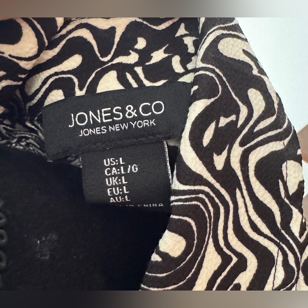 Jones&Co by Jones New York Monochrome Swirl blouse - Picture 4 of 4